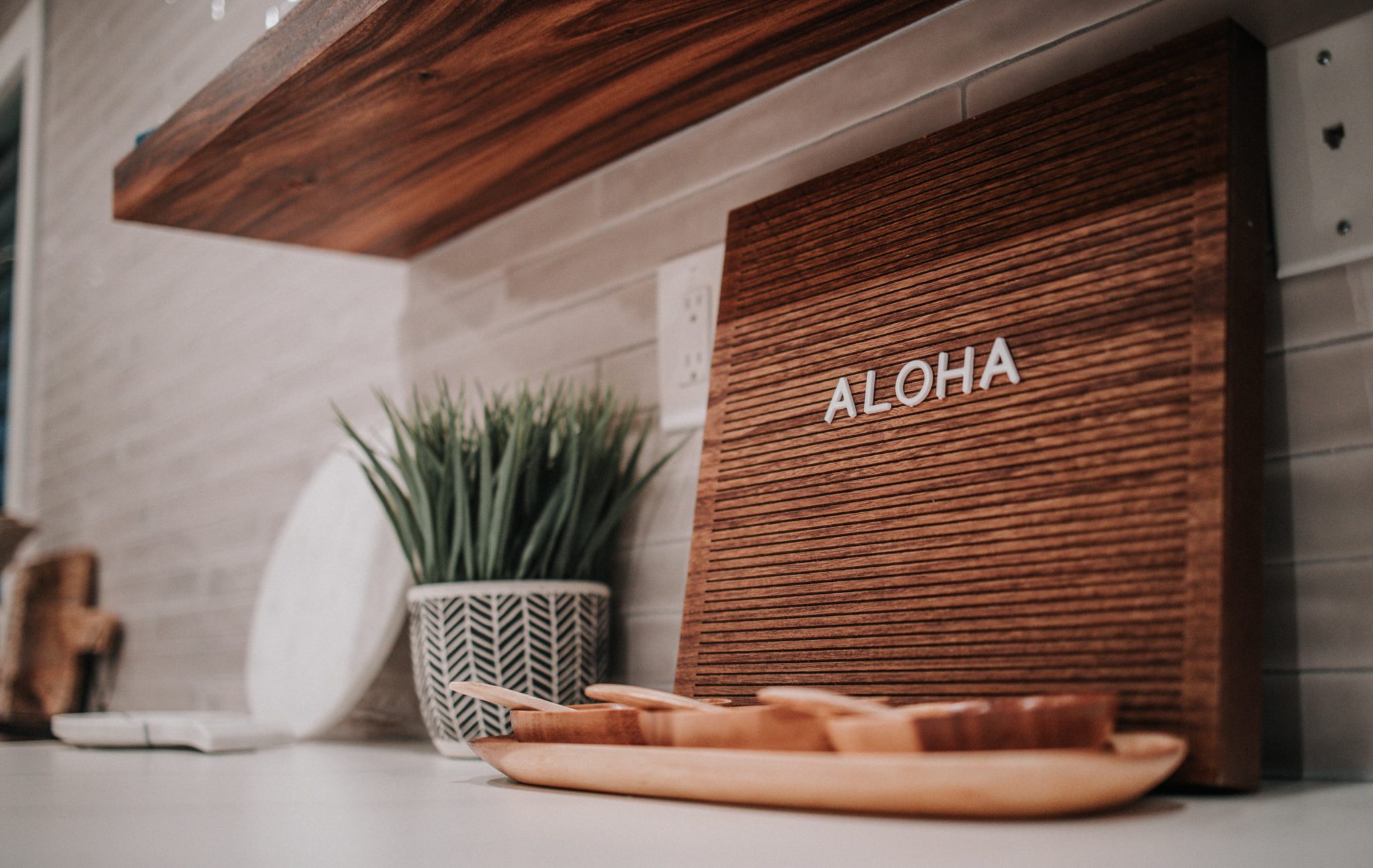 Aloha – Sandstrand mit Schriftzug